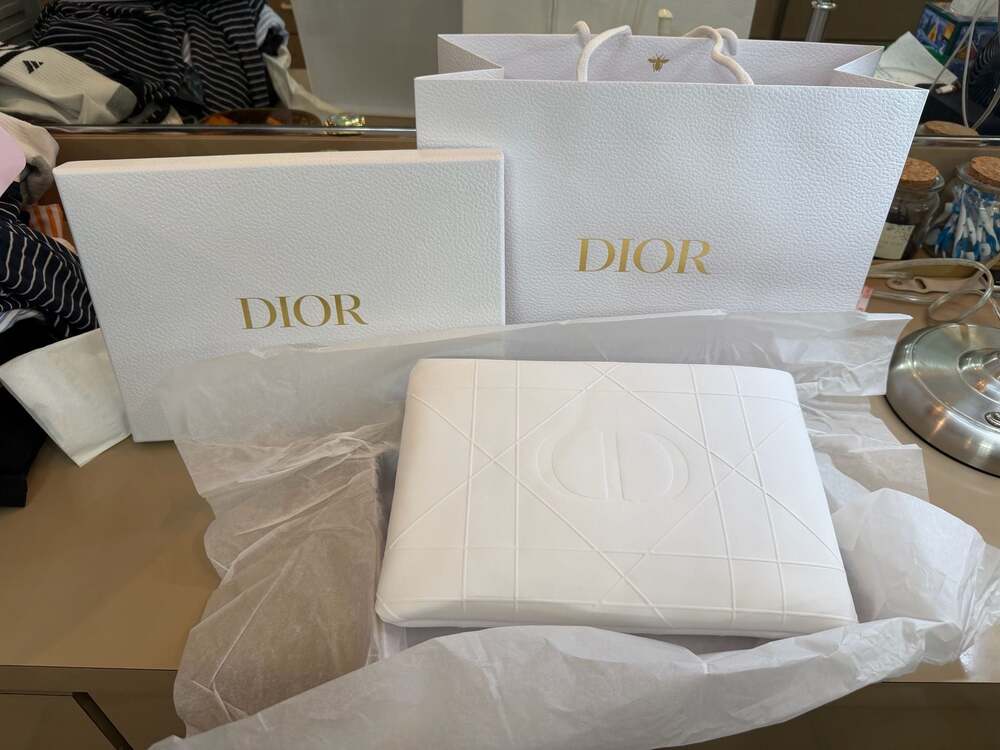Dior Beauty White Quilted VIP Gift Cosmetics Pouch with Star Zipper Charm - Picture 8 of 8